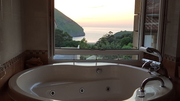 Vistas desde el jacuzi. Playa de Sonabia. A doce minutos andando del alojamiento