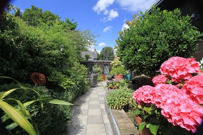 Casa de lujo, refugio perfecto para parejas, jardín amurallado compartido, entorno de pueblo