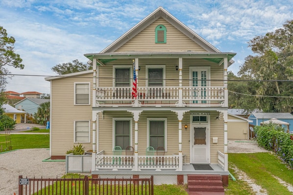 1896 Victorian steps from downtown, wedding venues, and Flagler College.