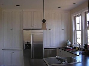 Upscale kitchen with Bosch appliances throughout