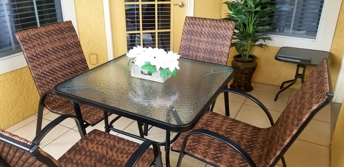 Beautiful holiday place, minutes drive to the beach, with heated pool