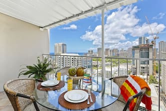Large Penthouse 1 Bdr/2 Bath with Washlets, Wi-Fi, AC, FREE Parking