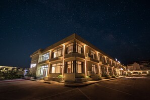 Facciata della struttura - sera/notte