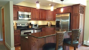 Completely new, Hi-end Kitchen with granite countertops & lots of cabinet space