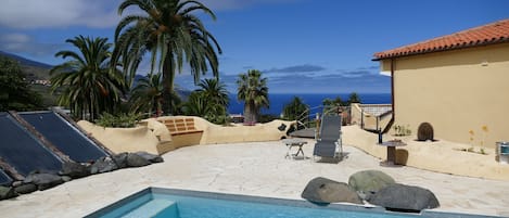 Wohlfühlterrasse mit tollem Meer- und Bergblick, solarbeheizter Pool.  04/2020