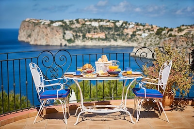 Cozy apartment on Mallorca with a large private terrace and sea views