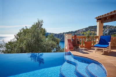 Cozy apartment on Mallorca with a large private terrace and sea views