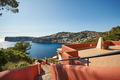 Cozy apartment on Mallorca with a large private terrace and sea views