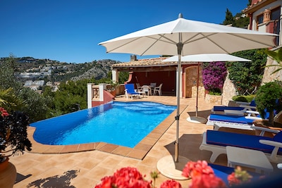 Cozy apartment on Mallorca with a large private terrace and sea views