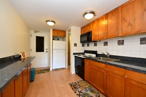 Kaleialoha 402 kitchen 1