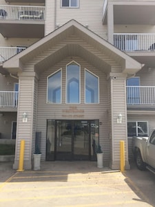 Family friendly Quiet 2BR 2BATH Condo close to WEM w/ A/C & U/G Parking