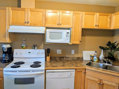 Family friendly Quiet 2BR 2BATH Condo close to WEM w/ A/C & U/G Parking