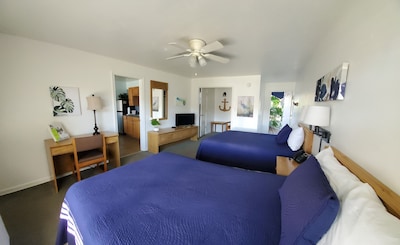 Riverview Room with Kitchen at Hontoon Landing Resort & Marina