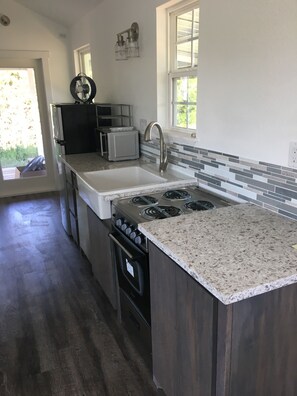 Quartz countertops, new appliances, full kitchen!