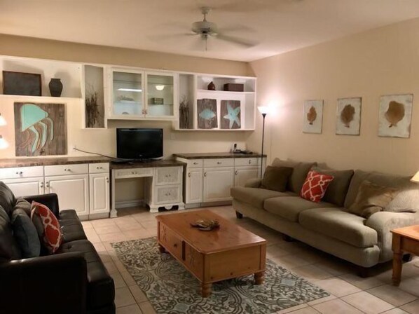 Romar Lakes 204B, 2 Bedroom 2 Bathroom. 2nd Floor unit. Sleeps 6. Managed by Island Rentals