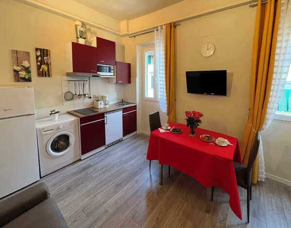 Vasari Florence Apartment B - In the Heart of Town. Sleep 2-4 guests.