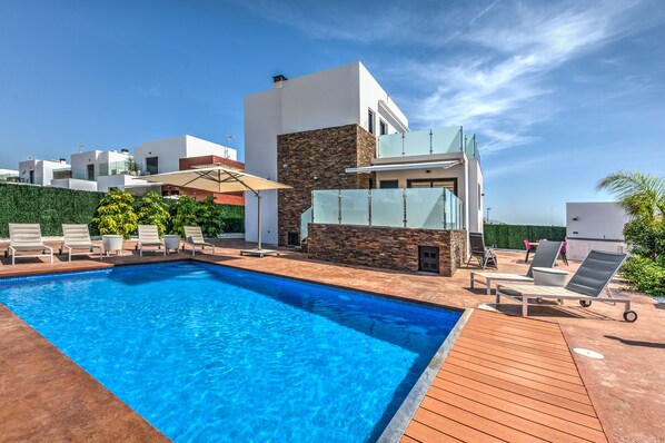 Villa Acaimo with Pool and sunbathing area