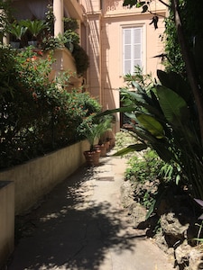 Charming 3 bedroom apt in a villa in the middle of a garden- Center of Cannes