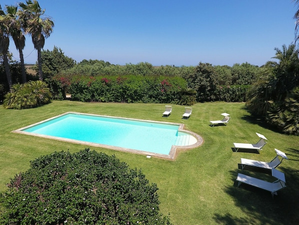 The private dream pool of Villa nel Parco