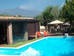 Pool mit Blick auf den Ätna