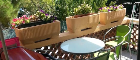 La petite terrasse au milieu de la verdure