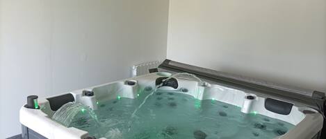 Indoor spa tub