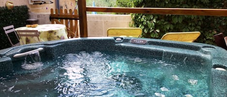 Jacuzzi privé dispo de juin à fin septembre de 10h30 à 12h30 et 16h30 à 21h00