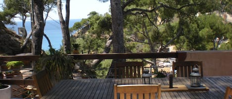 une terrasse vue mer spacieuse avec une grande table dominant le paysage