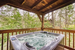 Covered Hot Tub for your vacation - hot tub over looking mountain views