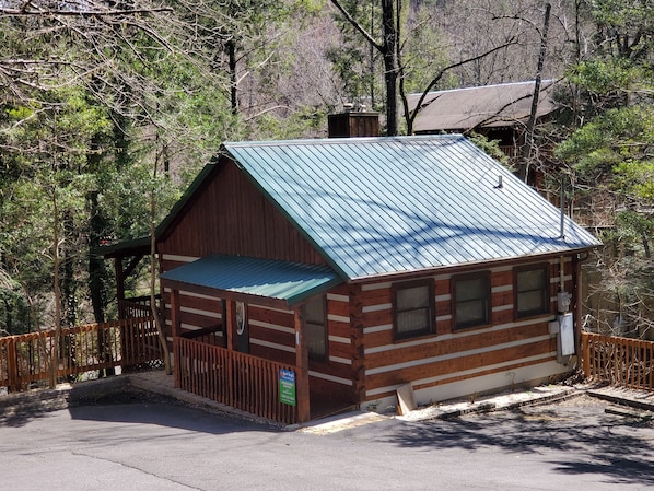 view of front of cabin