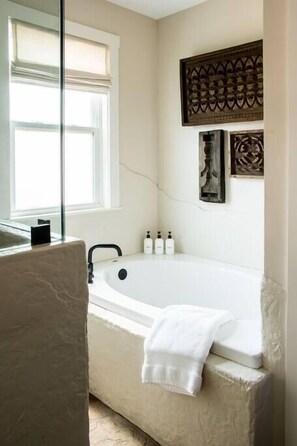 Jetted tub with bath essentials