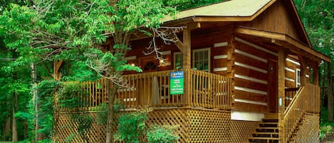 DREAM WEAVER #1527- Outside View of the Cabin - Beautiful log home in Gatlinburg, Tennessee. Gateway to the Smoky Mountains!