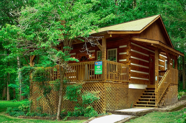 DREAM WEAVER #1527- Outside View of the Cabin - Beautiful log home in Gatlinburg, Tennessee. Gateway to the Smoky Mountains!