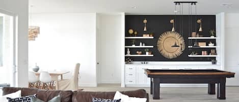 Main great living room with pool table