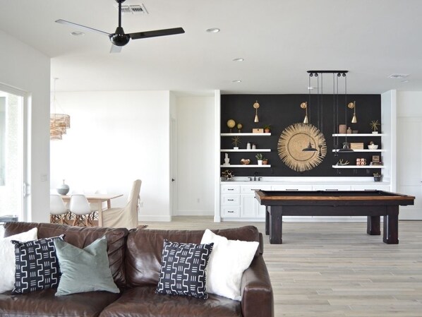 Main great living room with pool table