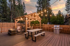 BEAUTIFUL Spacious patio - BEAUTIFUL Spacious patio with string lights, a gas fire pit and Natural Gas BBQ!