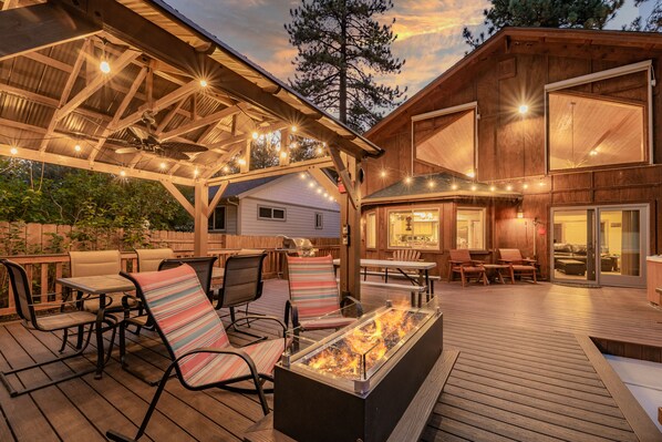 BEAUTIFUL Spacious patio - BEAUTIFUL Spacious patio with string lights, a gas fire pit and Natural Gas BBQ!