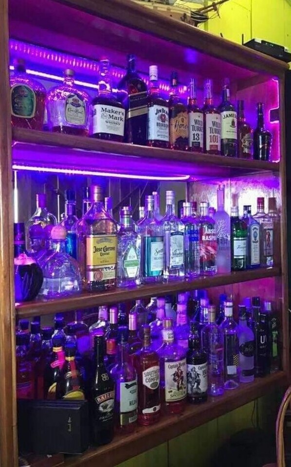 Full Service Bar