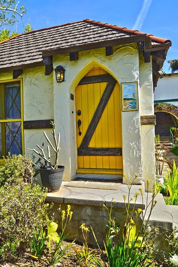 02_exterior_of_cottage
