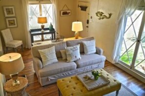 04_living_room_with_wood_floor