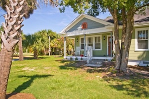 Welcome to "Flips" Flop circa 1926! Fully restored historic Tybee beach cottage! View of Back River from front porch! Full of vintage charm &amp; details!
