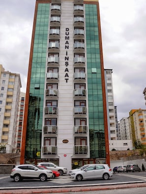 Vista frontal de la propiedad