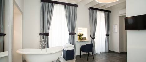 Deep soaking bathtub