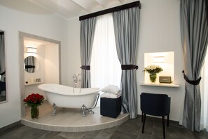 Deep soaking bathtub