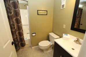 guest bath has shower/tub combination