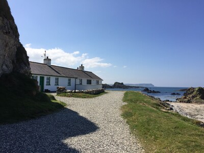 Schönes Ferienhaus direkt am Meer, weitläufige private Gärten, atemberaubender Meerblick. 