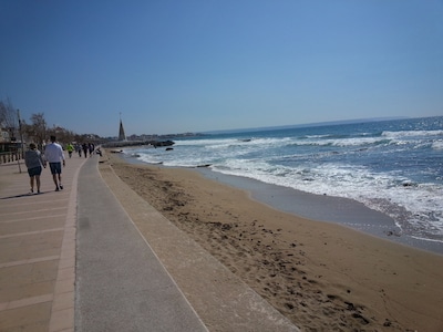 Casa con patio-jardín cerca del mar