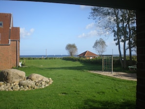 Blick auf die Ostsee und auf das große Freizeitgelände mit Spielplatz