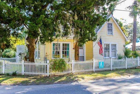 Welcome to our cottage - Welcome to cute and unique Rose's Folie!