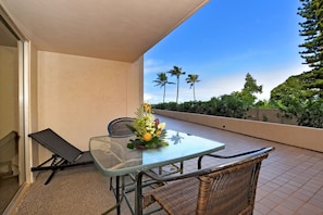 Royal Kahana 104 patio with outdoor dining 1